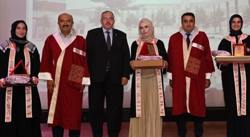 İlahiyat Fakültesi Mezuniyet Töreni Coşkuyla Gerçekleştirildi