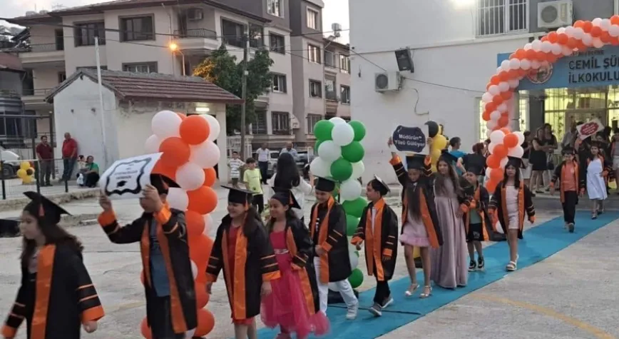 İlkokulda Mezuniyet Töreni