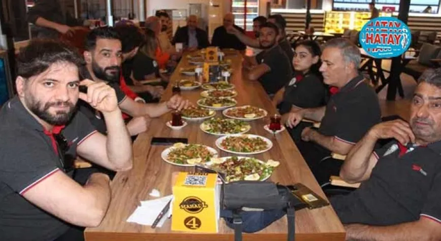 İŞ ADAMI ADNAN YENER'DEN İSKENDERUNLU BASKETBOLCULARA YEMEK İKRAMI