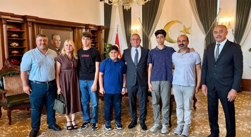 İskenderun'da LGS Türkiye Birincileri Kaymakam Önder'i Ziyaret Etti