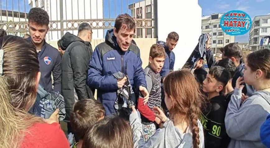 İSKENDERUN SPOR İLE AMED SPORLULAR DEPREMZEDELERİ ZİYARET ETTİLER