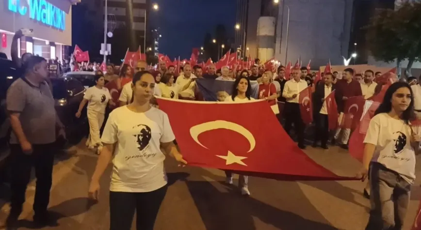 İskenderun’da Büyük Zafer Fener Alayı coşkusu