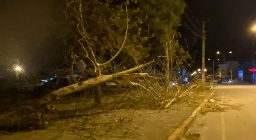 İSKENDERUN’DA FIRTINA YIKIP, UÇURDU!