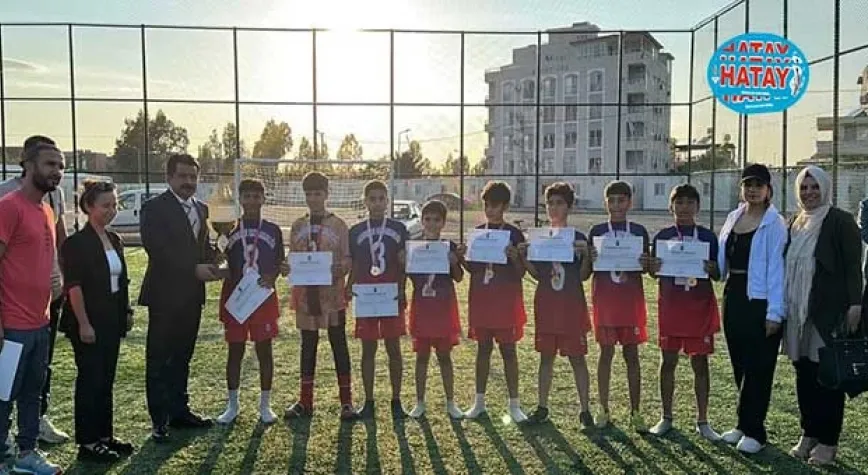 İskenderun'da Konteyner Lig' ödüllü futbol turnuvası sona erdi