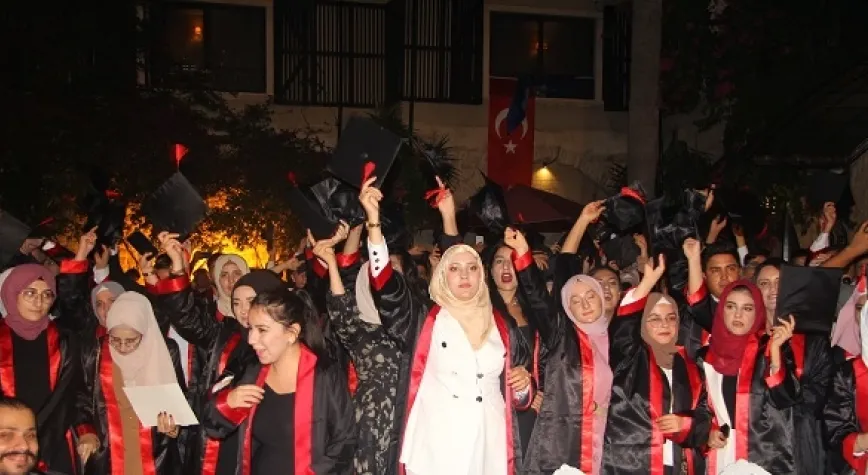 İZMİR MARŞI EŞLİĞİNDE KEP FIRLATTILAR