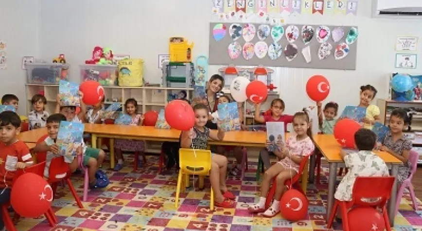 JANDARMA DEPREMZEDE ÖĞRENCİLERİN YANINDA OLMAYA DEVAM EDİYOR 