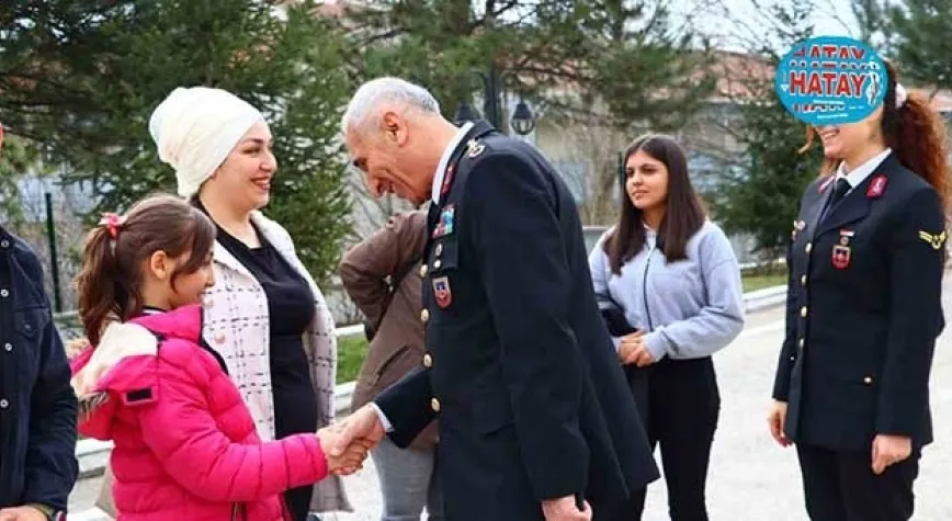 Jandarma Temalı Resim Yarışmasında Birinci Olan Öğrenciler Ödüllerini Aldı