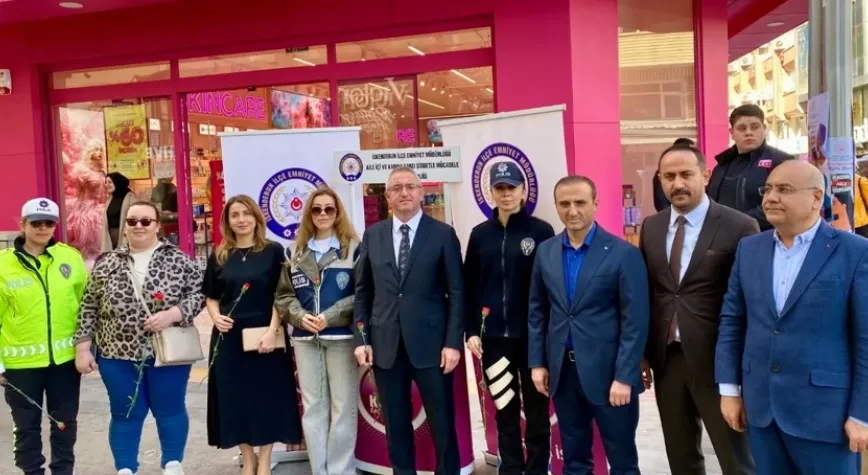 Kadınlara Kırmızı Karanfil