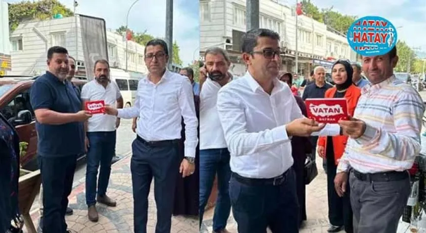 KADİR BOZKURT TÜRK BAYRAĞI DAĞITTI