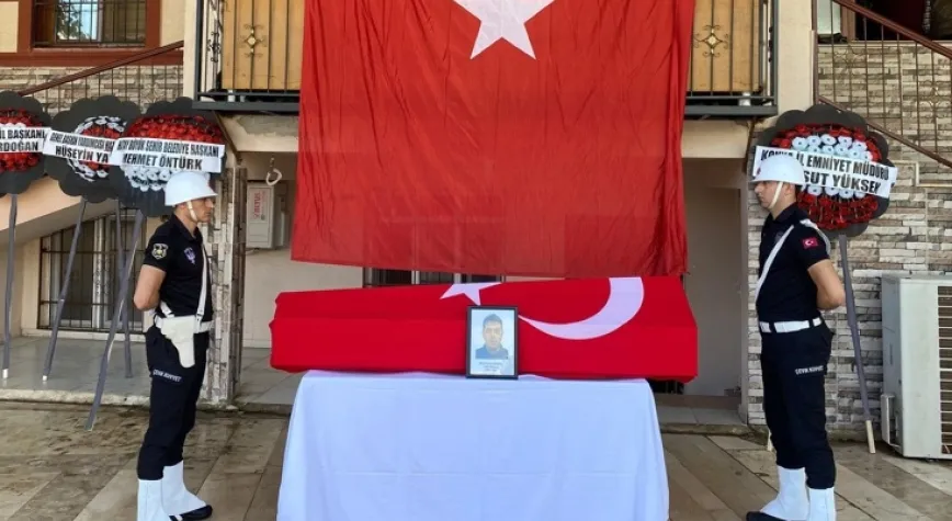 Kahraman Cenazeye katıldı
