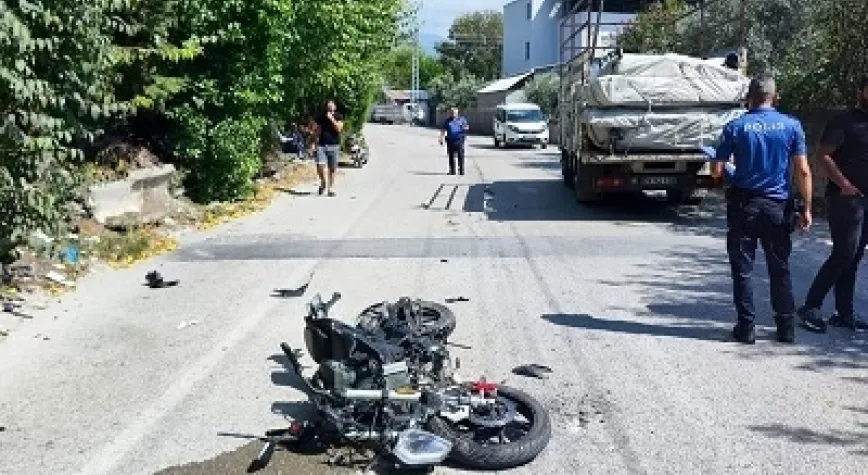 Kamyonet İle Motosiklet Çarpıştı: 1 Ölü