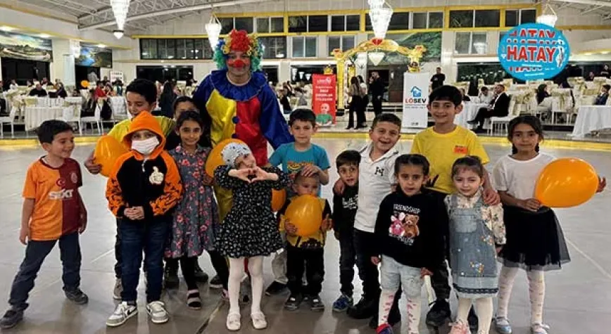 KANSER HASTALARI BİRLİKTE İFTAR YAPTI, SAĞLIK DİLEDİ