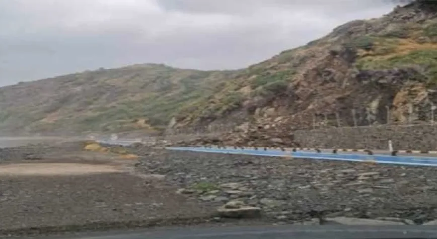 KAYA PARÇALARI YOLA DÜŞÜYOR