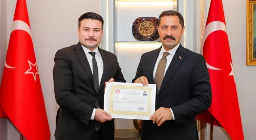 KAYMAKAM ACAR’A ÜSTÜN BAŞARI BELGESİ