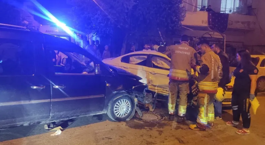 Kazada araçlarda sıkışan yaralıları itfaiye ekipleri kurtardı