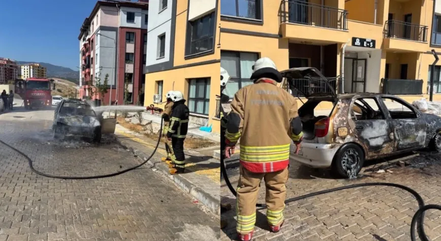 Kırıkhan'da Park Halindeki Otomobil Alev Alev Yandı