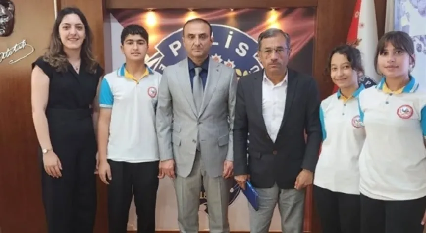 Koltuğa Oturdu, Telsizden Anons Geçti