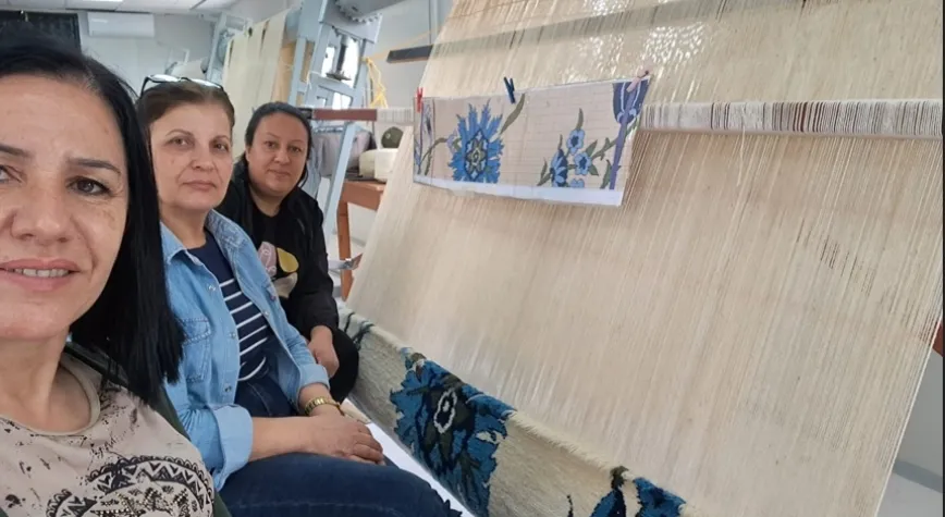 Küçük Tezgahında İlmek İlmek Kilim Dokuyor