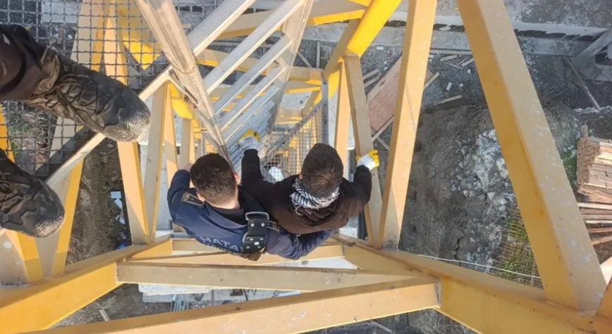 Kule Vinç İçinde Rahatsızlanan Operatör Kurtarıldı