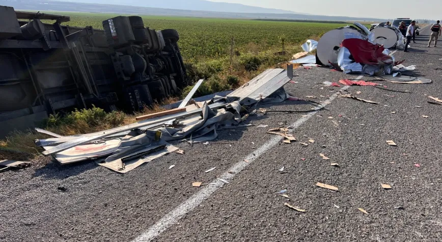 Kumlu’da Tır Devrildi: Rulo Saclar Yola Saçıldı