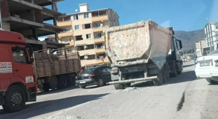 MALZEMEYİ YOLA DÖKTÜ