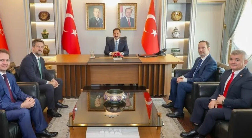 MASATLI BİR GÜNDE İKİ BÜYÜKELÇİYİ AĞIRLADI