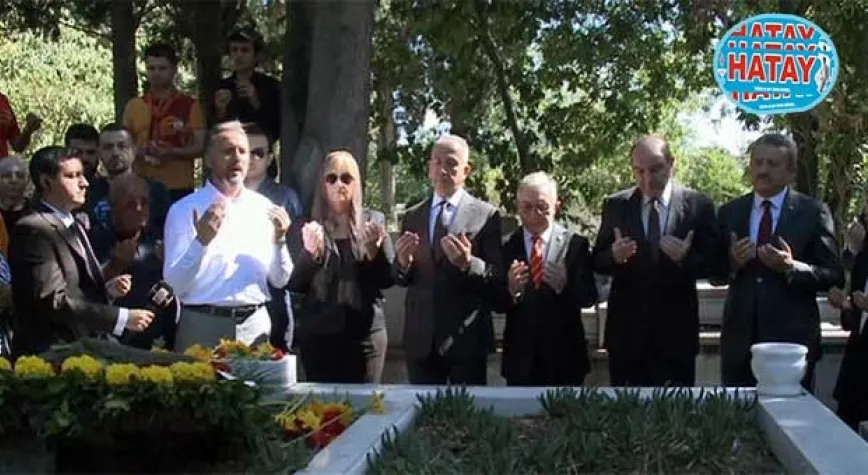 Metin Oktay, mezarı başında anıldı