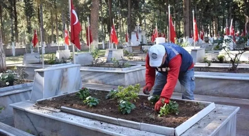 MEZARLIKLARDA DÜZENLİ BAKIM ÇALIŞMALARI SÜRÜYOR