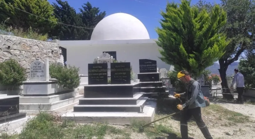 MEZARLIKLARDA TEMİZLİK VE BAKIM ÇALIŞMALARI SÜRÜYOR