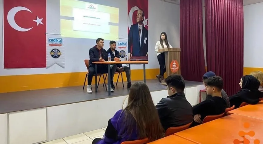 Mezun Öğrenciler Kariyer Rehberliği Programına Katıldı
