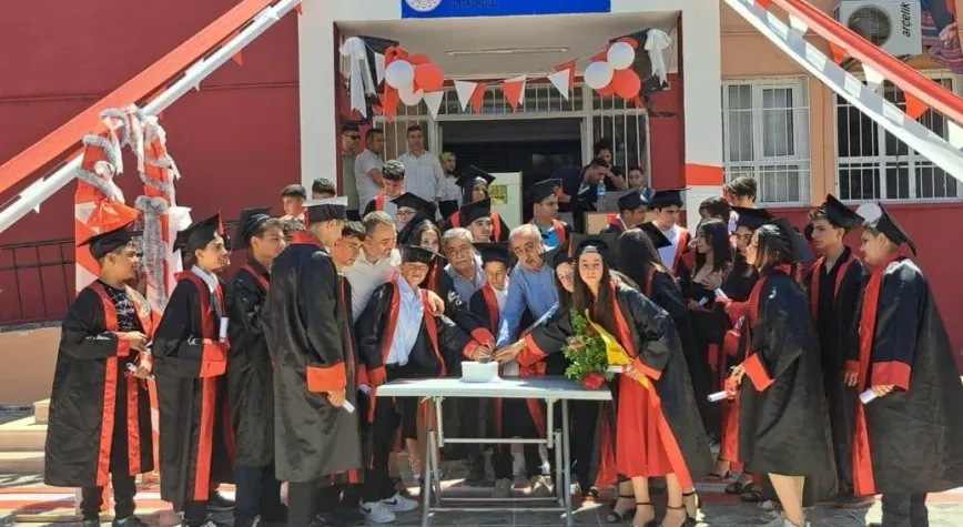 Mezun Öğrenciler Kep Fırlattı
