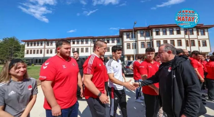 Milli güreşçiler ve judocularla bir araya geldi