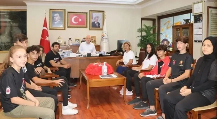 MİLLİ SPORCULARDAN BAŞKAN TOSYALI'YA ZİYARET