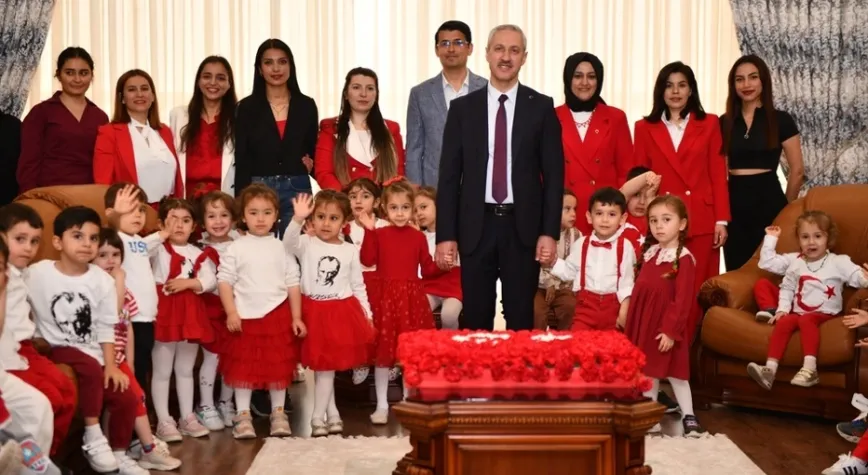 Minik Öğrenciler 23 Nisan Coşkusunu Rektör Eren ile Paylaştı