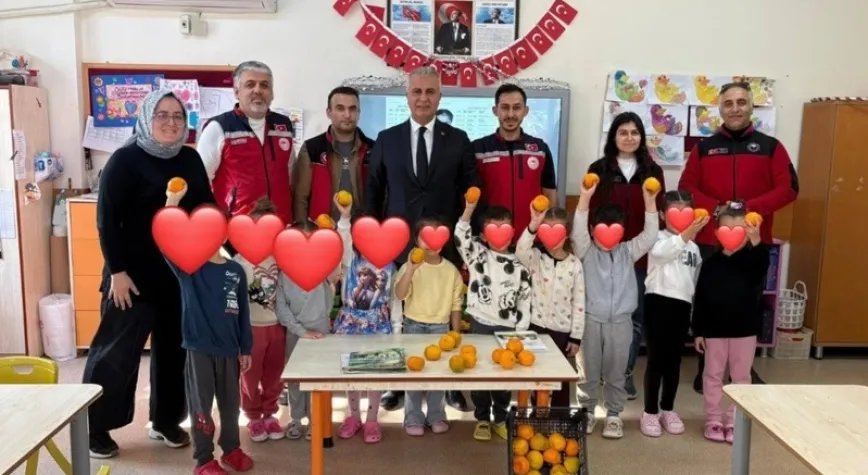 Minik öğrencilere turunçgil ikramı   