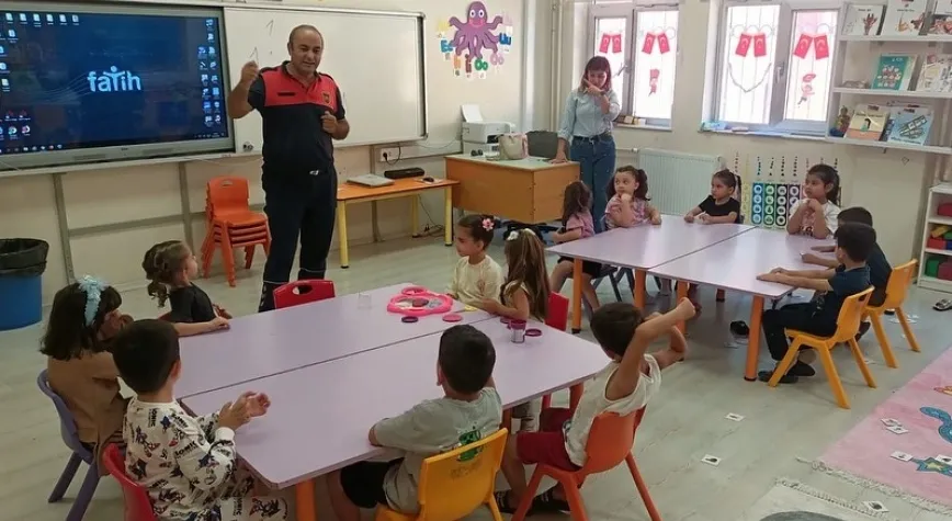 Minik öğrencilere yangın eğitimi