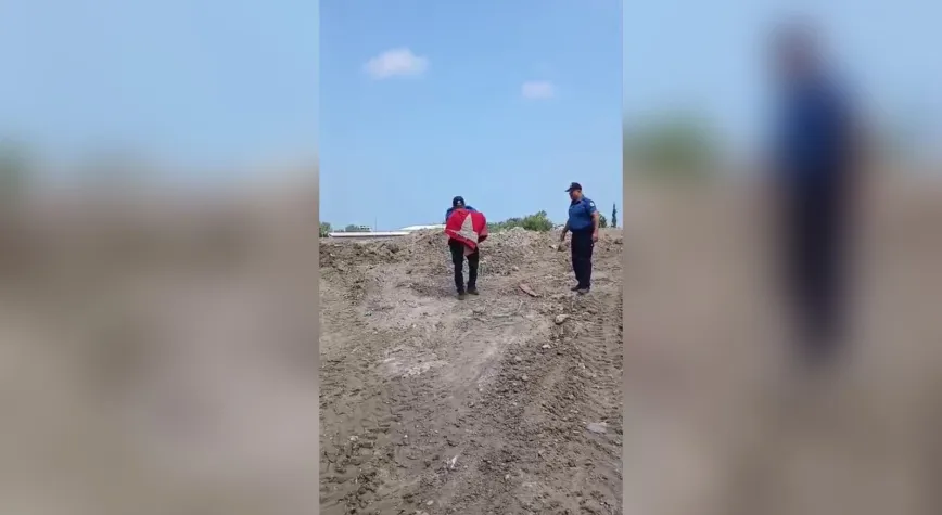Molozların Arasındaki Türk Bayrağını Öpüp Başına Koydu