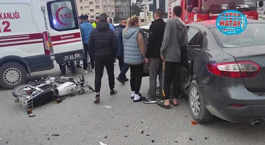 MOTOSİKLETLE OTOMOBİL ÇARPIŞTI: 2 YARALI