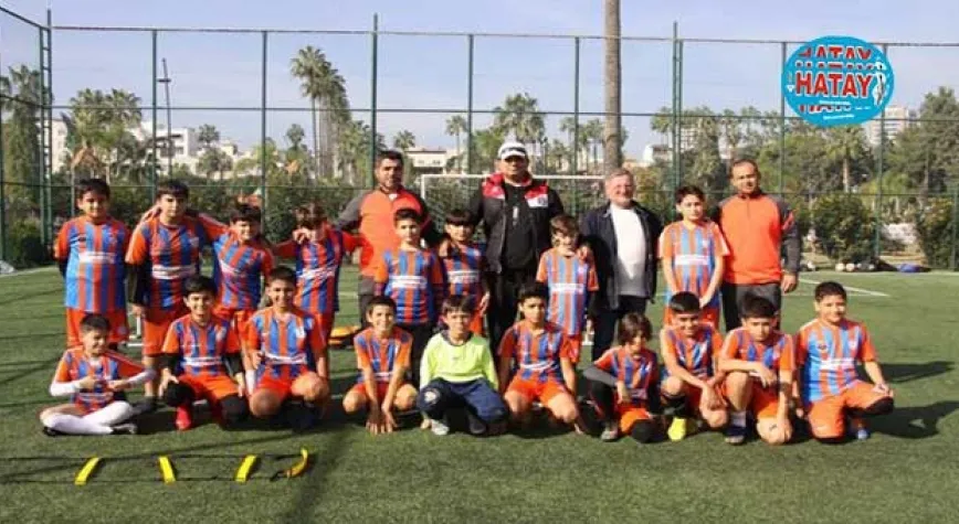 MUHTAR ADAYI DEPREMZEDE ÇOCUKLARA SAHİP ÇIKIYOR