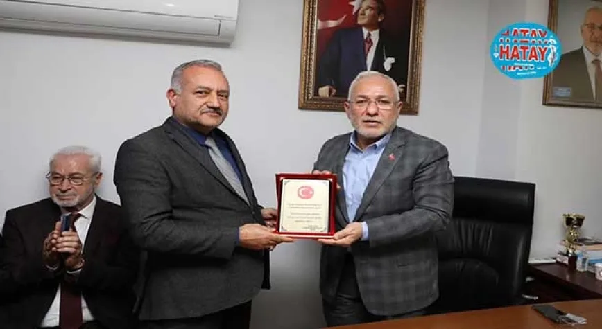 MUHTARLARDAN BAŞKAN TOSYALI’YA TEŞEKKÜR PLAKETİ