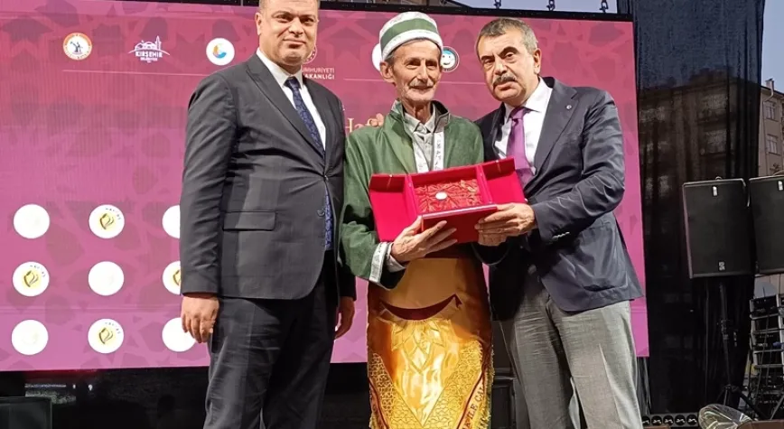 Mustafa Gürler Kırşehir’de  Ahilik Kaftanı Giydi