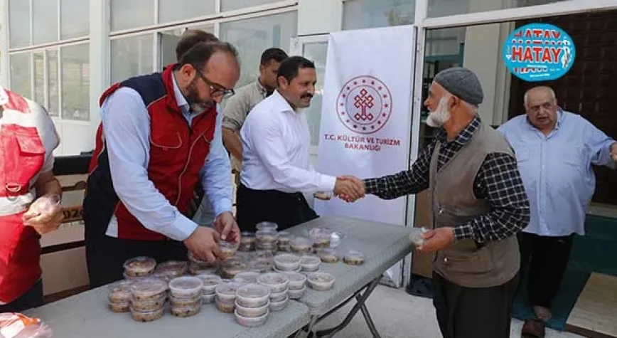 NAMAZ SONRASI VATANDAŞLARA AŞURE İKRAMI