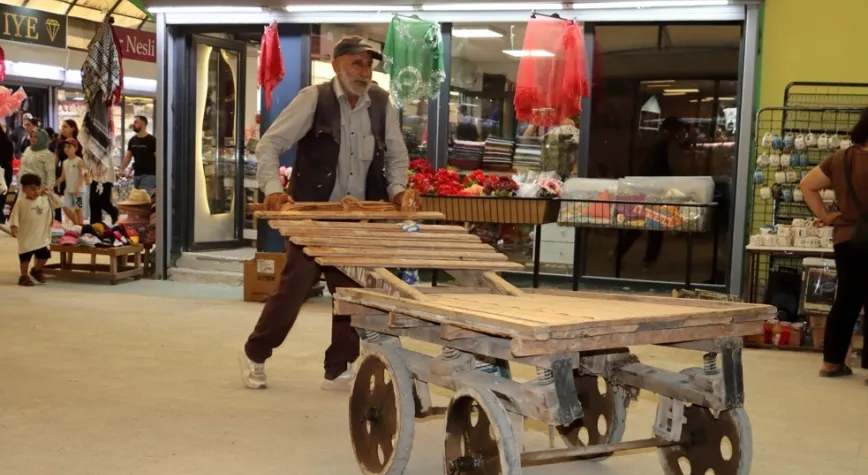 Nostaljik  El Arabası ile Uzun Çarşının Yükünü Çekiyor