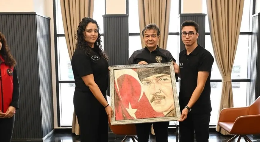 Öğrencilerden Emniyet Müdürüne Hediye