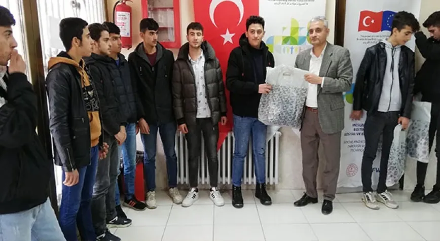 Öğrencilere çanta ve eşofman dağıtıldı