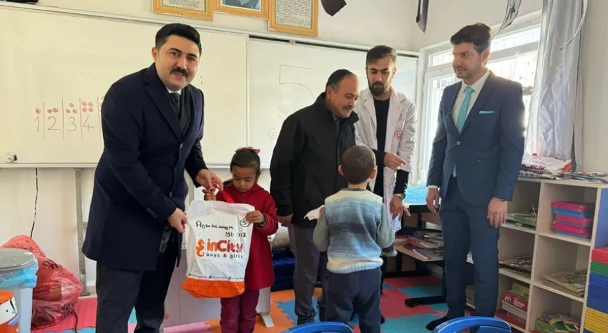 ÖĞRENCİLERE KIRTASİYE VE KIYAFET YARDIMI DAĞITILDI