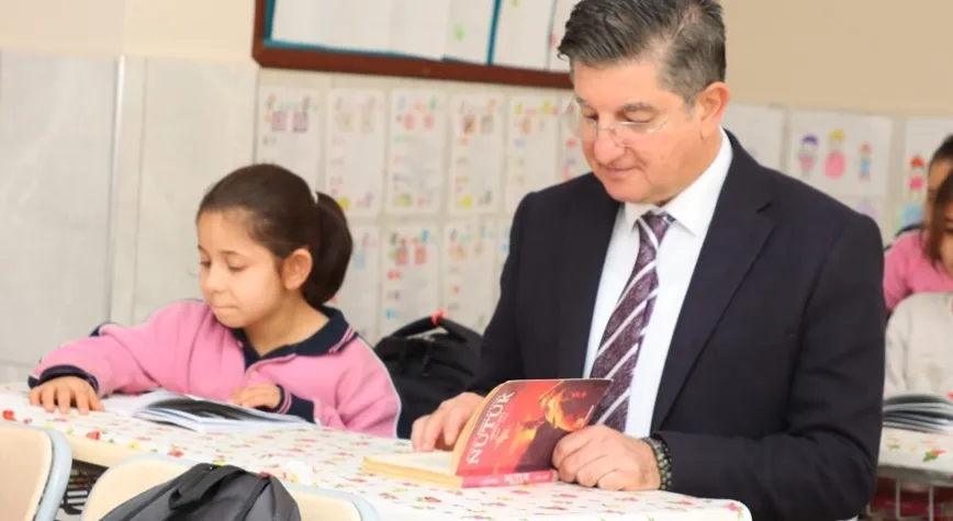 ÖĞRENCİLERE KİTAP OKUMANIN ÖNEMİNİ ANLATTI