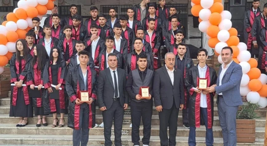 ÖĞRENCİLERİN MEZUNİYET SEVİNCİ