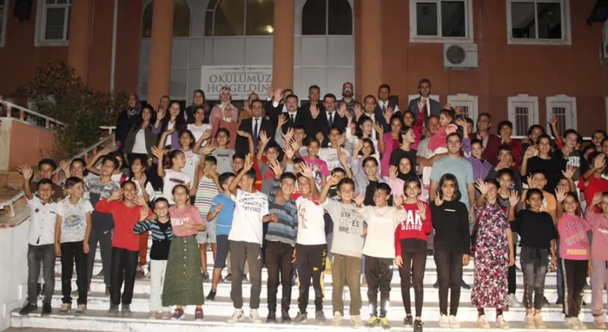 ÖĞRENCİLERLE AKŞAM YEMEĞİ YEDİ