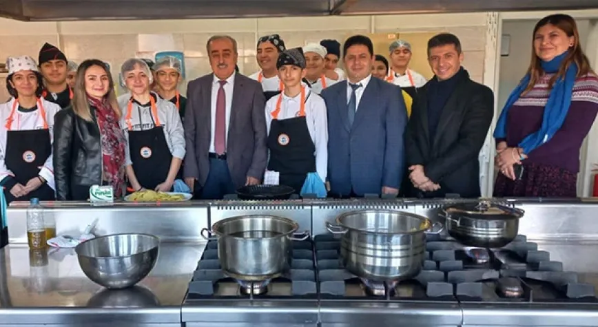 OKUL MÜDÜRÜNDEN BİLGİ ALDI